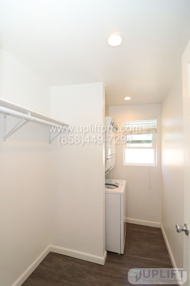 Building Photo - 7th St (318-24) (Ramona)