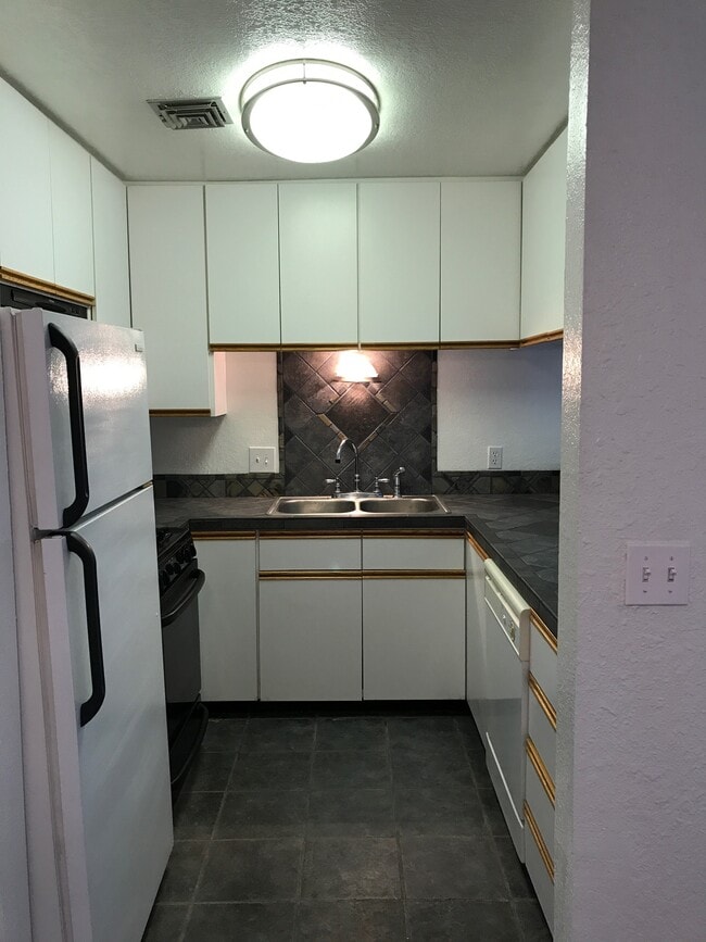 Kitchen - 824 S Langley Ave
