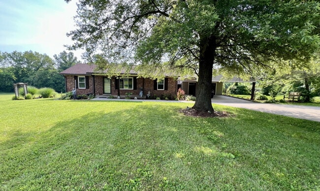 Building Photo - Charming 3-Bed, 2-Bath Home with back yard...