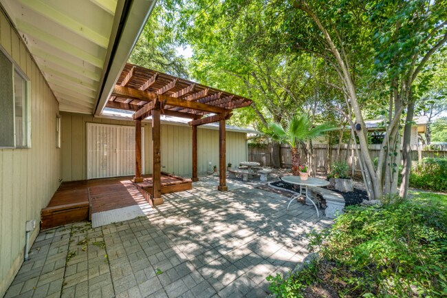 Building Photo - 407 Tango Dr