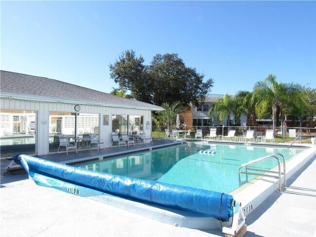 Building Photo - 2 bed/2 bath condo, 55+ community