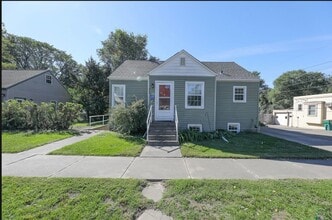 Building Photo - 915 E Ave E