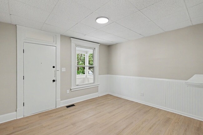 Building Photo - 1756 Bruck St