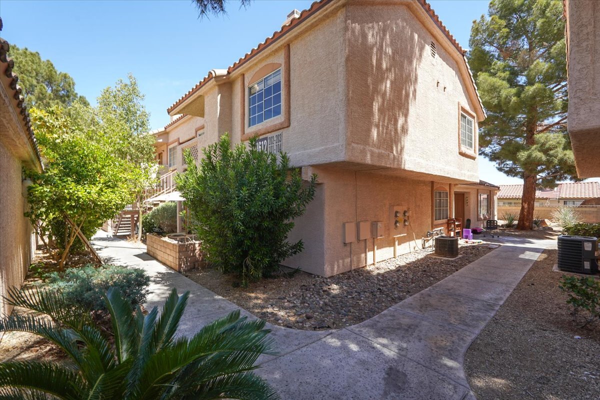 Primary Photo - 1612 N Torrey Pines Dr