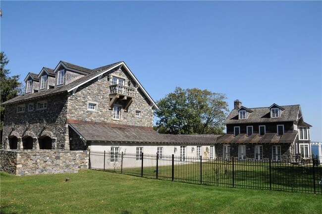 Foto del edificio - 256 E Shore Rd