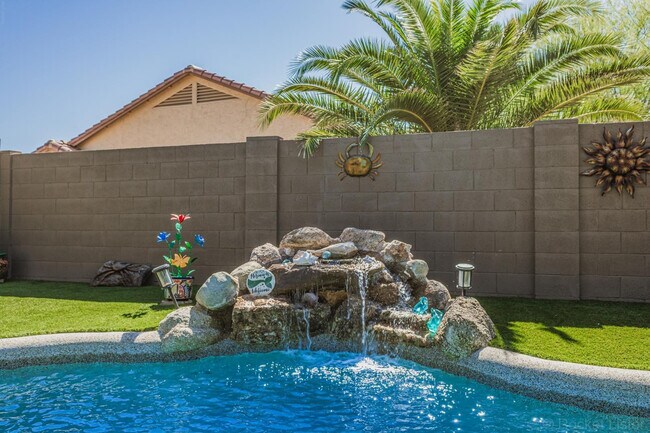 Foto del edificio - 17475 W Spring Ln