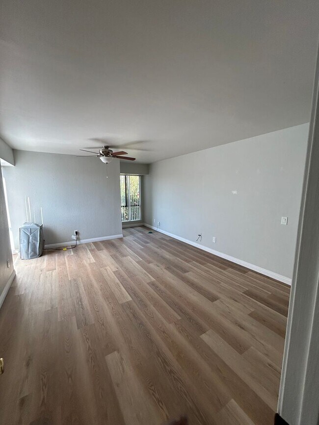 Building Photo - Remodeled Large Upstairs 2 Bedroom/1 Bath ...