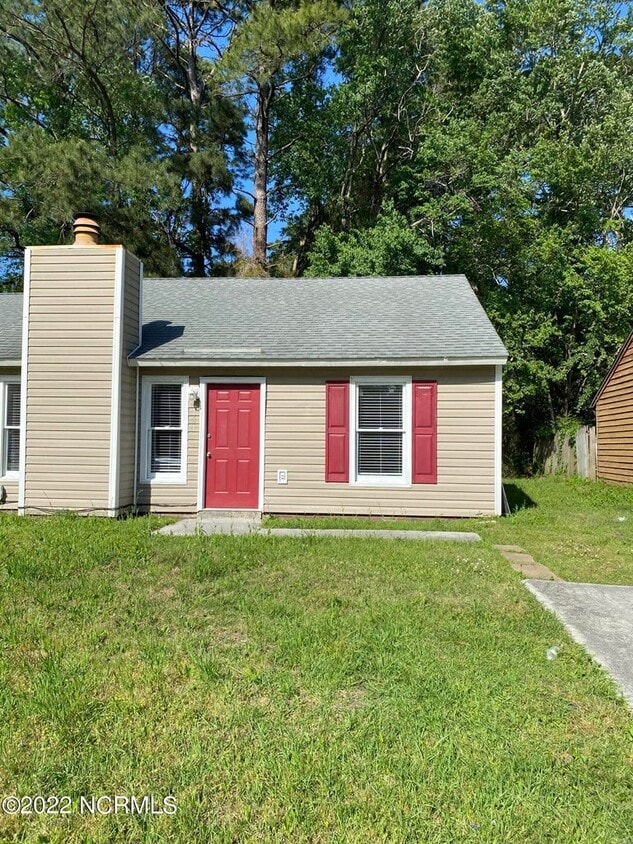131 Corey Cir, Jacksonville, NC 28546 Townhome Rentals in