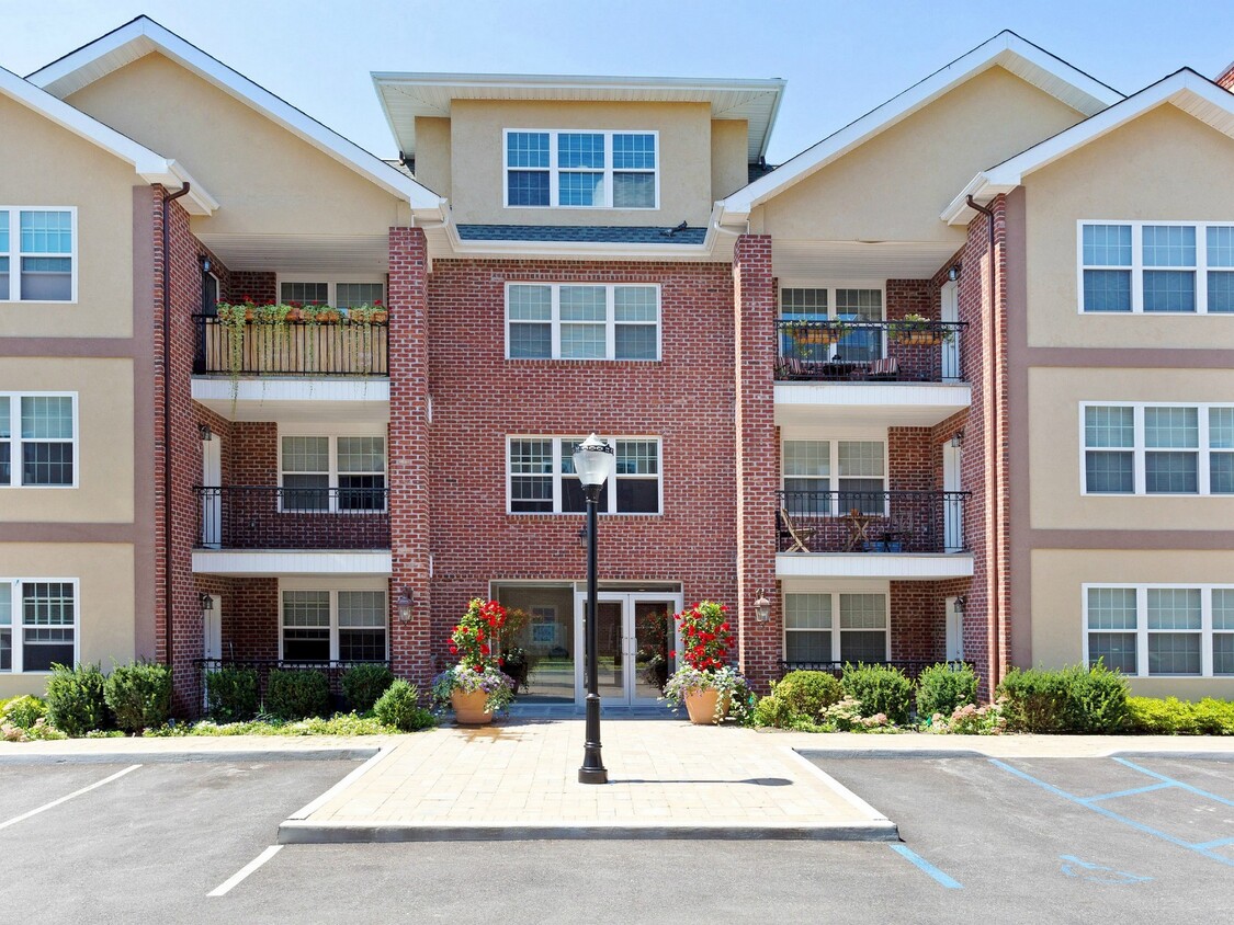 Primary Photo - 400 Carney St