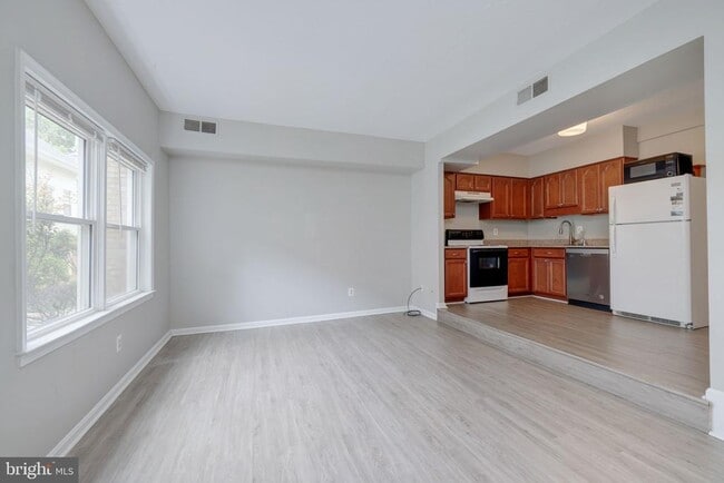 Foto del edificio - 98 N Bedford St