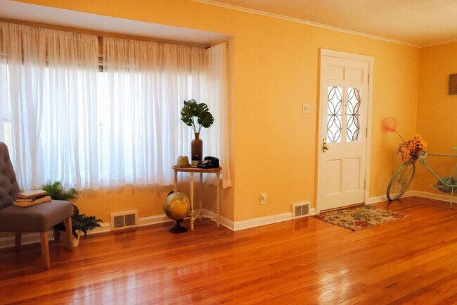 Foto del edificio - Brentwood Cottage for Lease