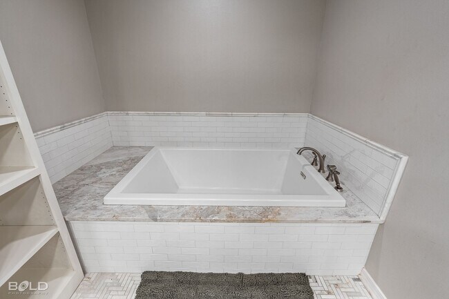 Foto del edificio - 4 Bedroom 3.5 bath in Greenacres
