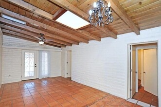 Building Photo - 2437 N Walnut Ave