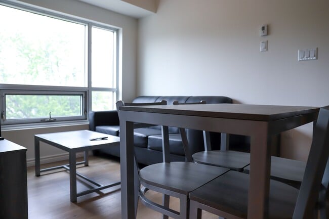 Building Photo - Student Condo Behind Laz Building!