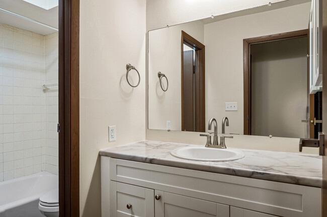 Foto del edificio - Arrowhead Apartments and Townhomes