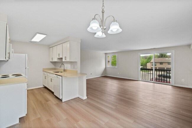 Foto del edificio - Condo in Woodside Square. 3Br / 1Ba Renovated. Garage.
