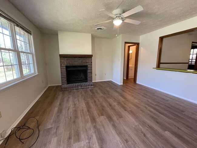 Building Photo - 2 bedroom 1 bath duplex is located off Whitehead Rd!