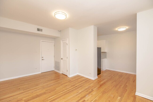 Building Photo - 931 W Leland Ave