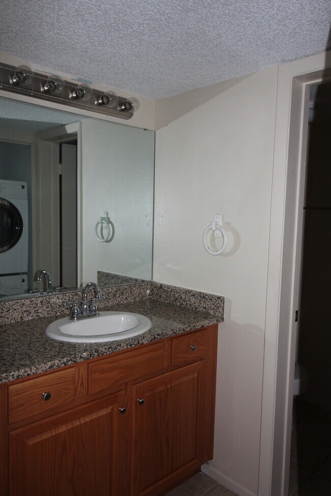 Foto del edificio - 462 Fairways Cir, D203