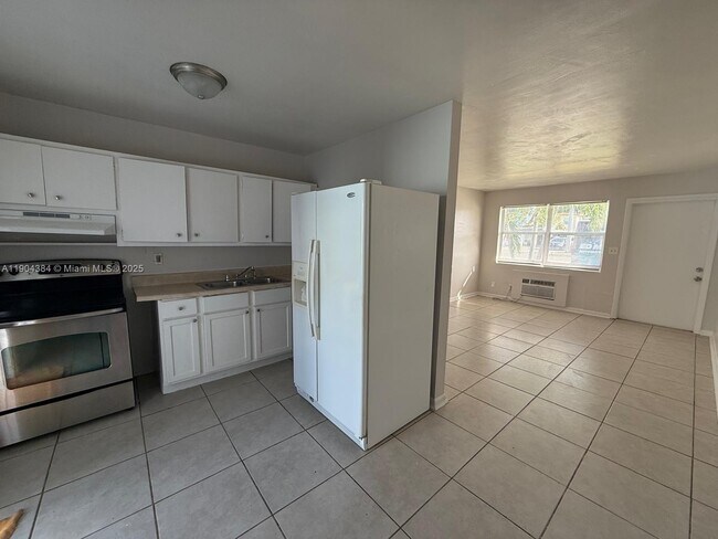 Foto del edificio - 520 W Blue Heron Blvd