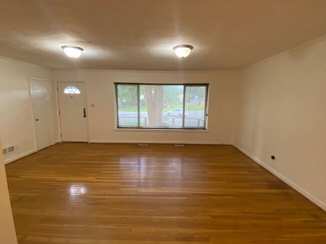 Building Photo - Move In Ready! "ASK ABOUT OUR ZERO-DEPOSIT...