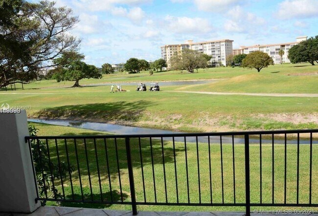 Foto del edificio - 2711 S Palm Aire Dr