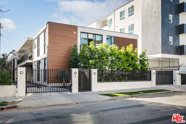 Building Photo - 1307 Tamarind Ave