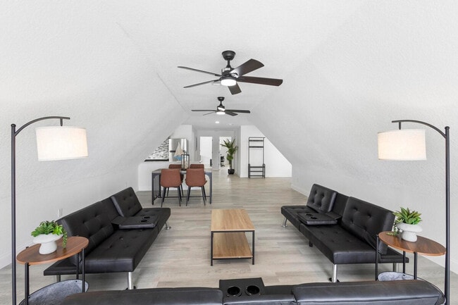 Building Photo - 1932 Lake St