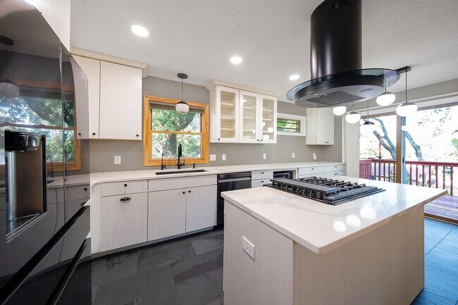 Foto del edificio - 6960 Fernbrook Ln N