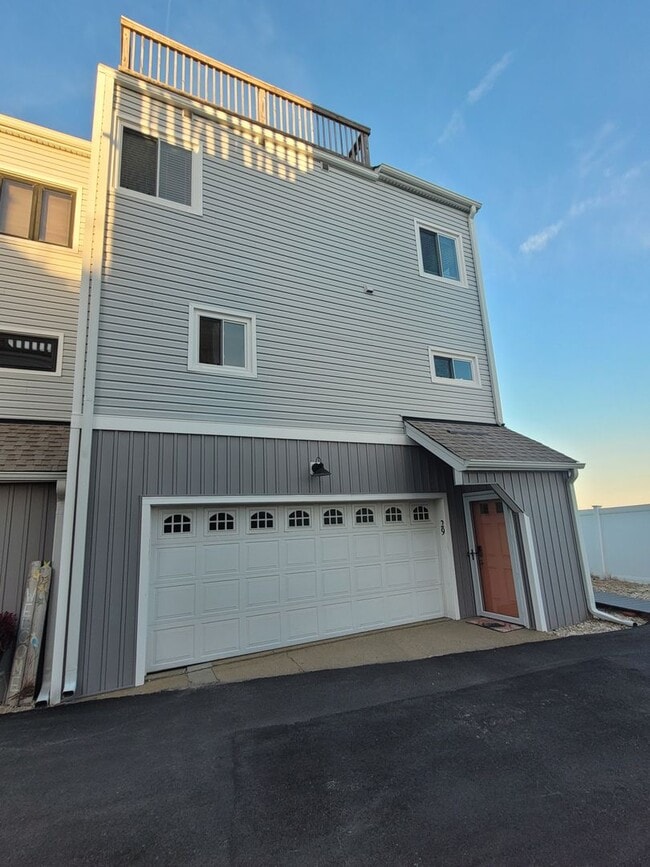 Building Photo - 910 E Ocean View Ave