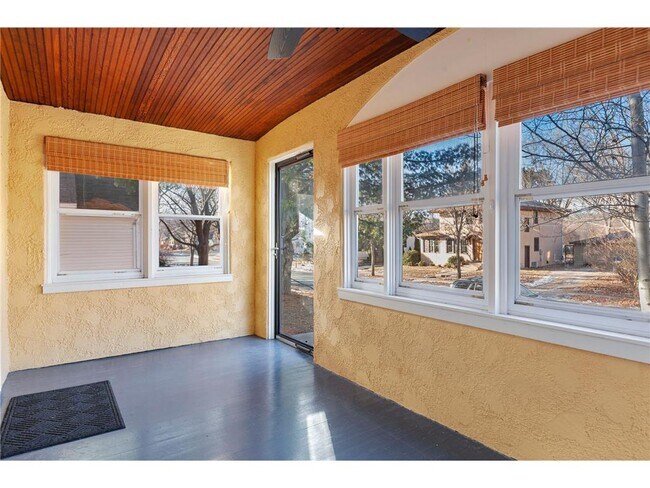 Foto del edificio - 445 Upton Ave S