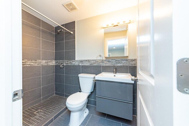 Building Photo - 4 bedroom in Chicago IL 60608