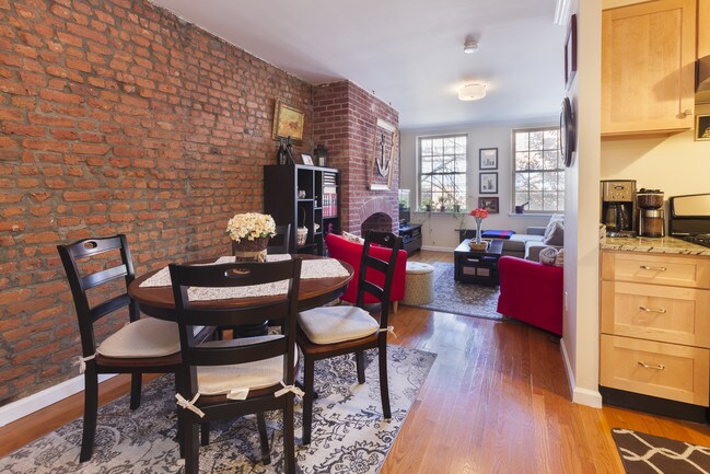 Building Photo - 192 Concord St