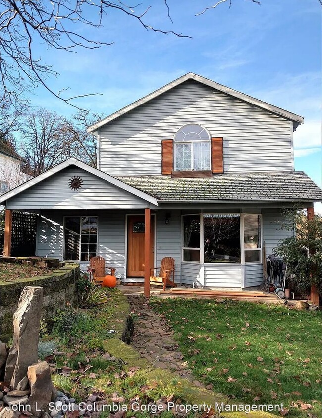 Building Photo - 3 br, 3 bath House - 304 Center St.