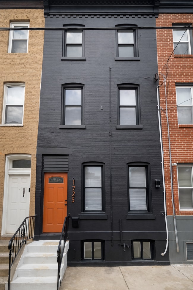 Building Photo - 1725 Monument St