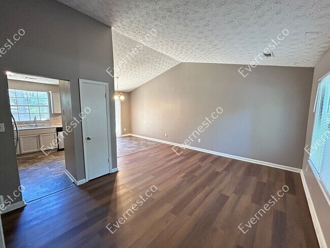 Foto del edificio - 447 Sherwood Cir
