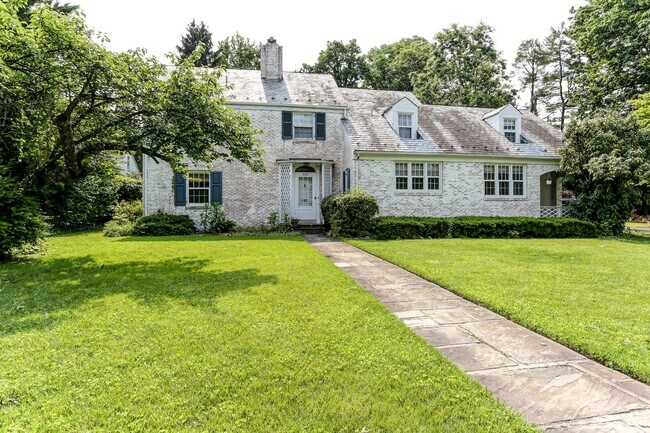 Foto del edificio - 4 bedroom, 2.5 bathroom home in Camp Hill
