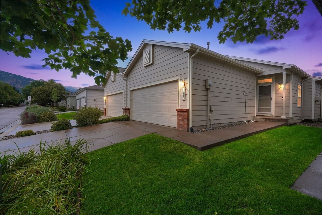 Primary Photo - Updated 3BR Condo w/ Vaulted Ceilings + 2-...