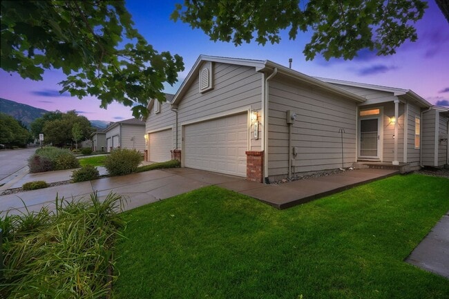 Updated 3BR Condo w/ Vaulted Ceilings + 2-... - Updated 3BR Condo w/ Vaulted Ceilings + 2-...