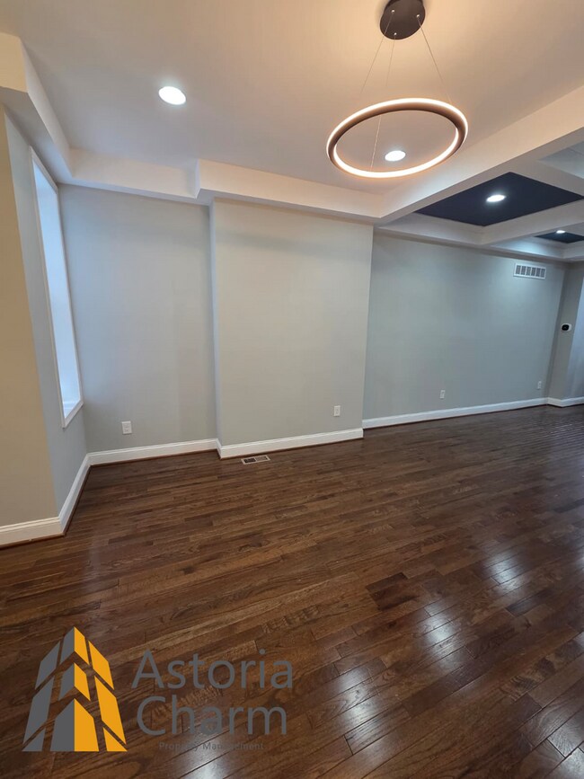 Building Photo - 4 Bedroom Rowhome with Loft Style Primary Suite and Finished Basement