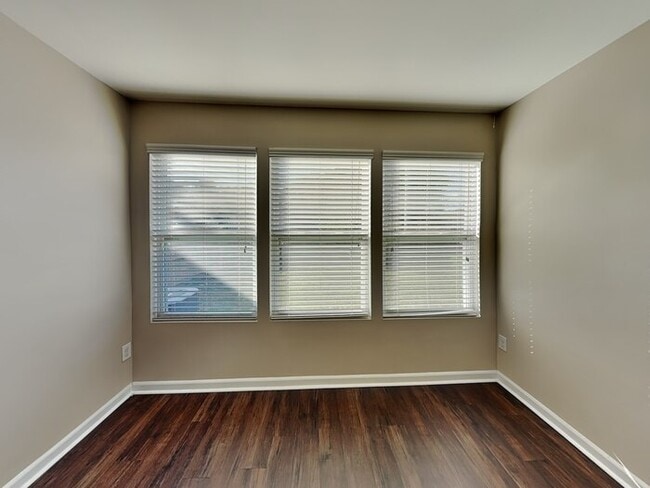 Building Photo - 142 W Cavendish Dr