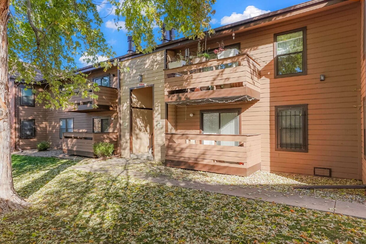 Foto principal - Great Two Bedroom Home with Fireplace