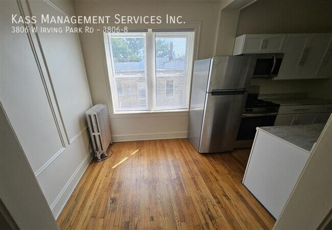 Foto del edificio - 3806 W Irving Park Rd