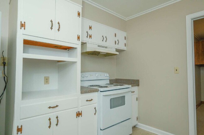 Foto del edificio - "Charming 3-Bedroom Greenfield Home with Gleaming Hardwood Floors – 1256 Sq Ft of Cozy Comfort!"