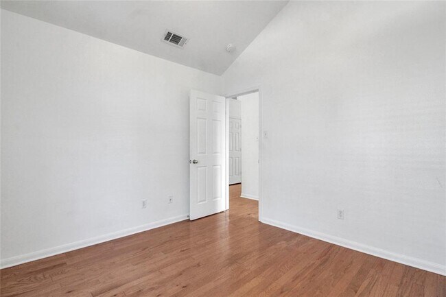 Foto del edificio - 3107 Burlington