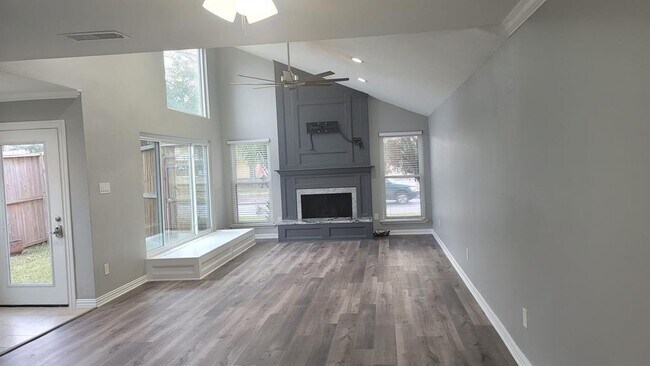 Building Photo - 2025 Wilcrest Dr
