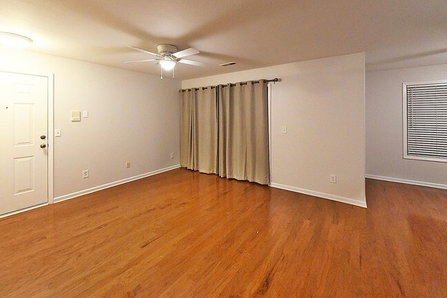 Foto del edificio - 2102 McConnell Dr