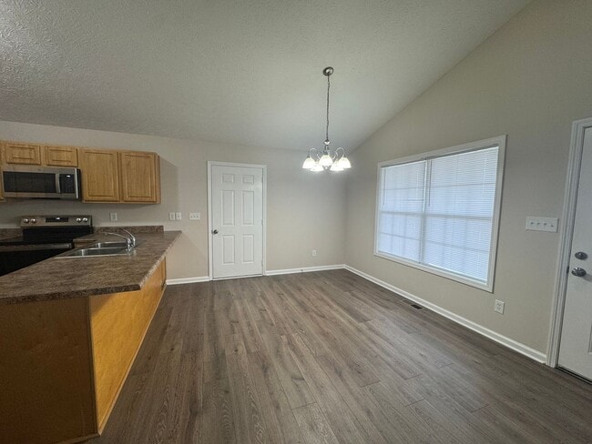 Building Photo - Spacious 3 bedroom, two bathroom home clos...