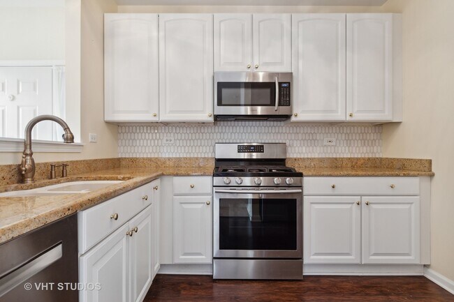 Building Photo - 2405 Golf Ridge Cir