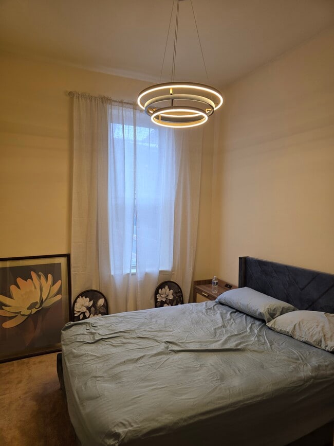 Foto del edificio - 1006 Russell Blvd